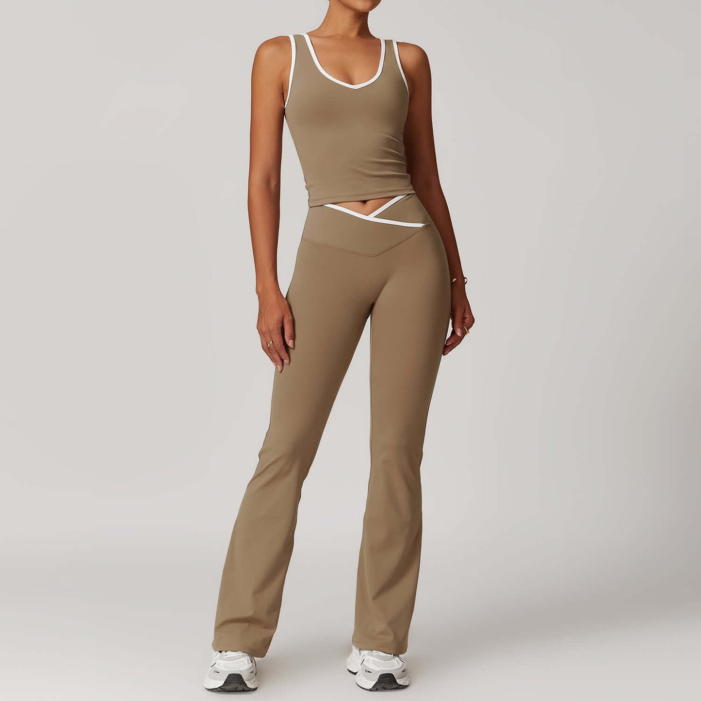2-Piece seamless yoga outfit for women, featuring stretchy fabric and comfortable fit, ideal activewear for gym and yoga sessions.