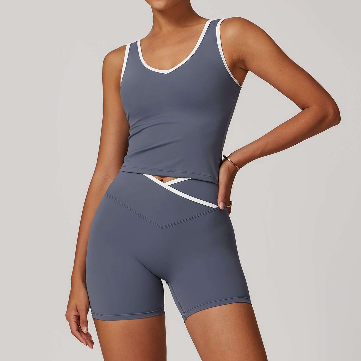 Women's seamless yoga outfit with stretchy fabric, offering a comfortable fit for activewear and gym. Ideal for yoga sessions.