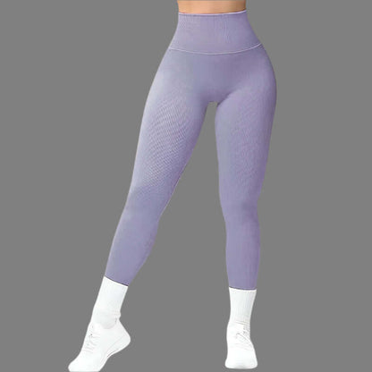 Seamless fitness leggings in purple, shown from the waist down, highlighting flexible fit. Available in sizes S to XL with detailed measurements.