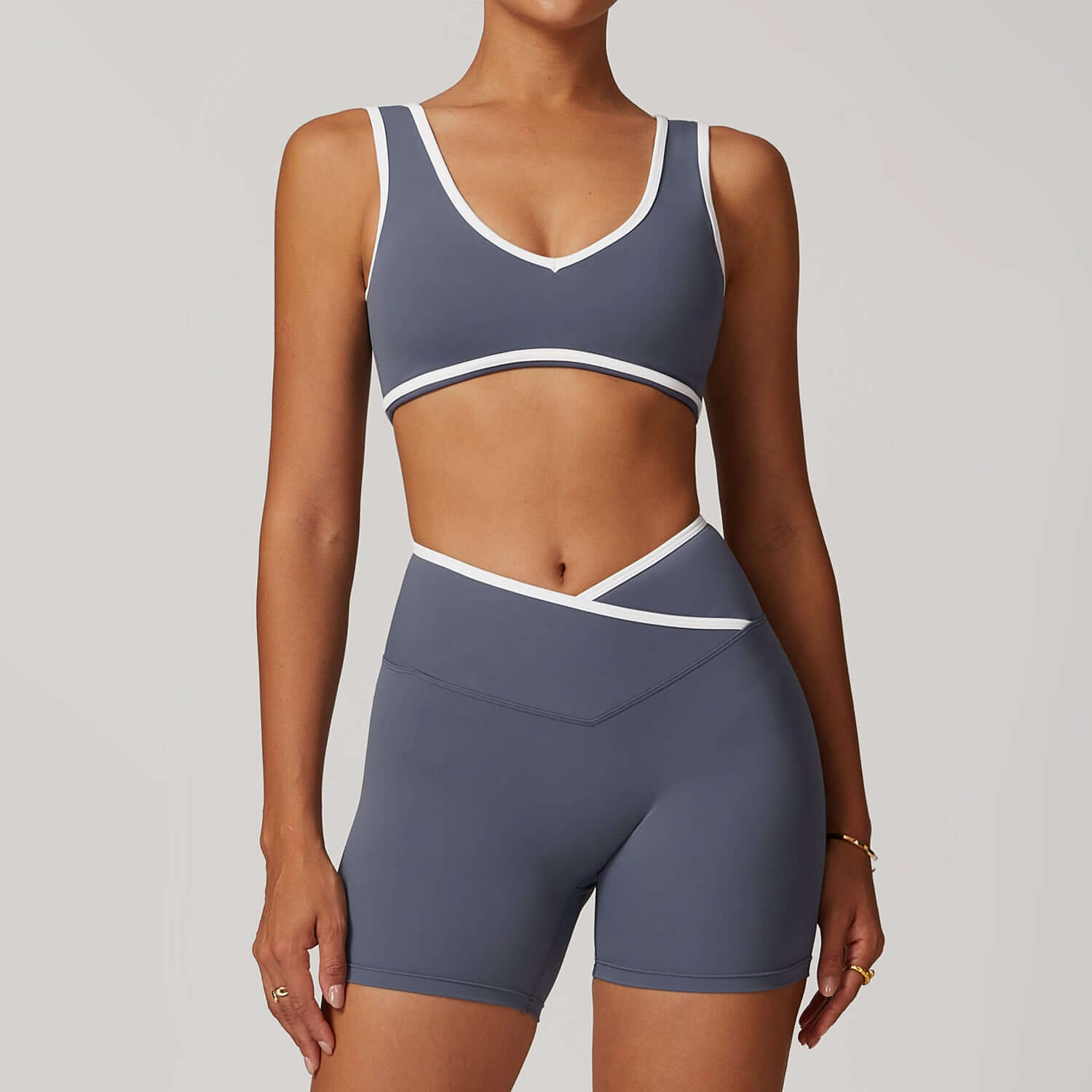 Women's grey 2-piece seamless yoga outfit, activewear with stretchy fabric, offering a comfortable fit for gym and yoga sessions.