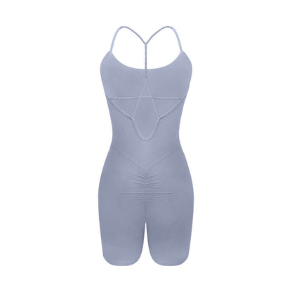 Sporty yoga bodysuit made of organic cotton. Features a relaxed fit with breathable material. Ideal for comfort and flexibility.