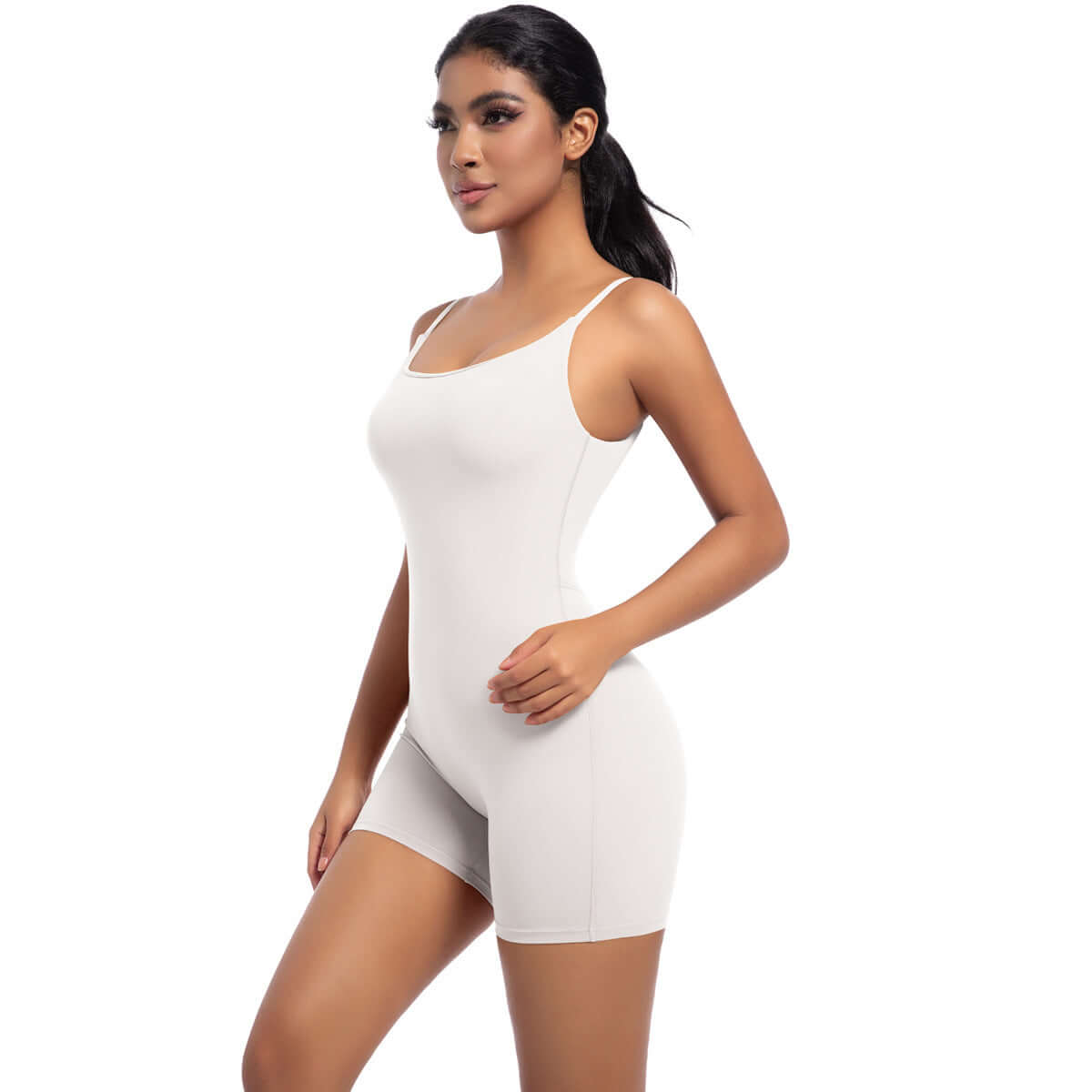 Sporty yoga bodysuit in organic cotton offers relaxed fit. Breathable material perfect for workouts.