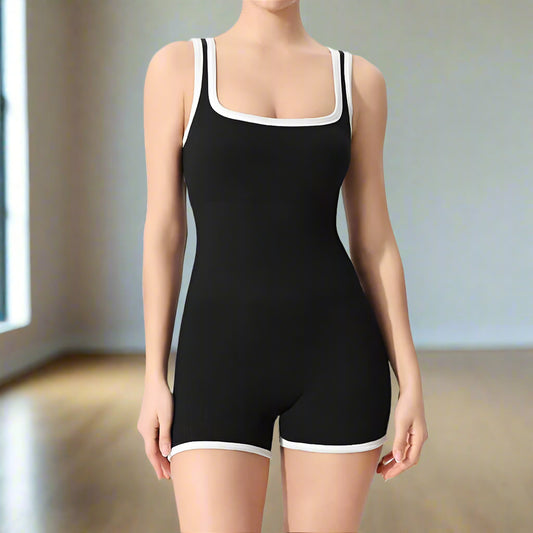 Seamless yoga jumpsuit in organic cotton. Features a relaxed fit. Breathable material for comfort during yoga.