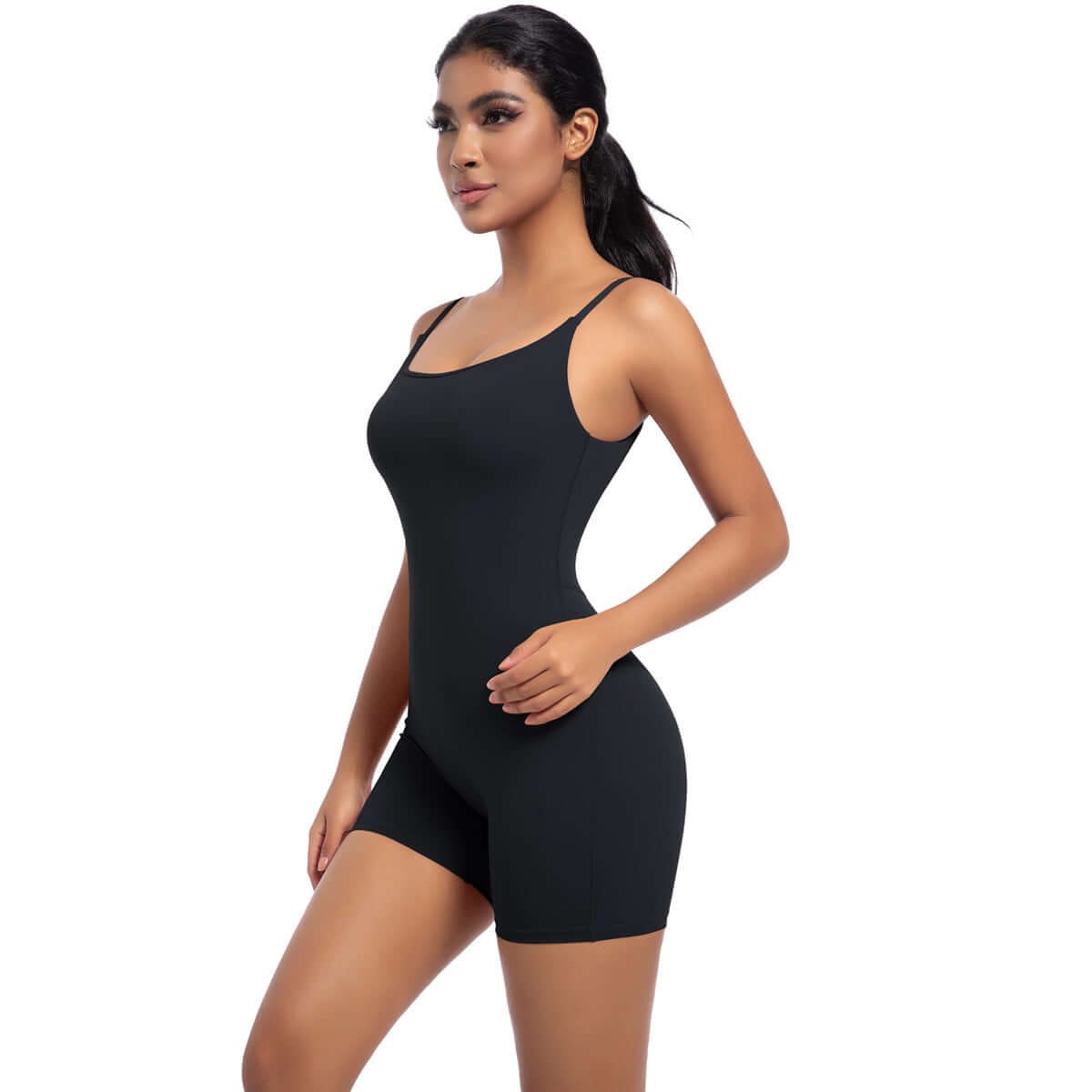 Sporty yoga bodysuit in organic cotton. Features a relaxed fit and breathable material. Ideal for workouts.