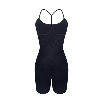 Sporty yoga bodysuit made of organic cotton. Features a relaxed fit and breathable material. Ideal for comfort and style.