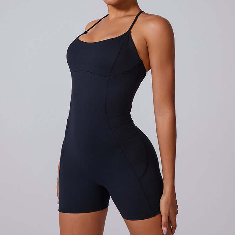 Woman wearing a sporty yoga bodysuit made of organic cotton. Features a relaxed fit and breathable material. Ideal for yoga sessions.