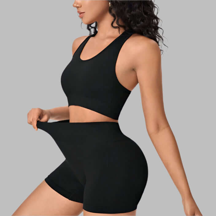 Women's seamless workout set with top and shorts in stretchy fabric, perfect for yoga and gym. Activewear with comfortable fit.