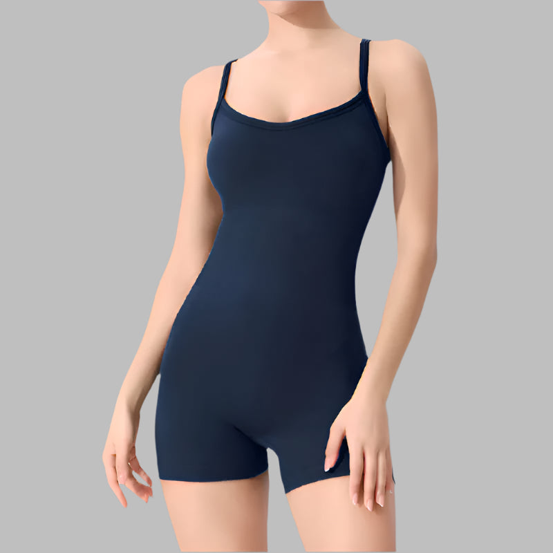 Sporty yoga bodysuit in organic cotton. Relaxed fit and breathable material for comfort.