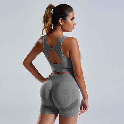 Woman wearing seamless 2-piece set in grey, featuring a stylish and comfortable design, perfect for fashion and activewear.