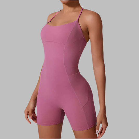 Sporty yoga bodysuit in pink. Made of organic cotton. Relaxed fit and breathable material. Ideal for comfort and flexibility.