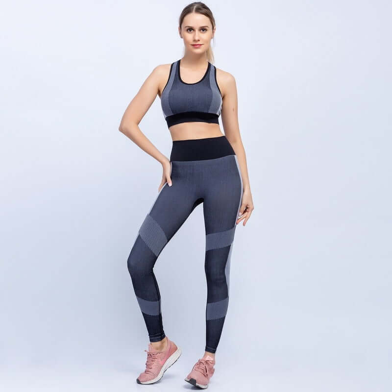 Woman wearing a seamless yoga set in gray, designed for flexibility and breathability, ideal for gym and fitness activities.