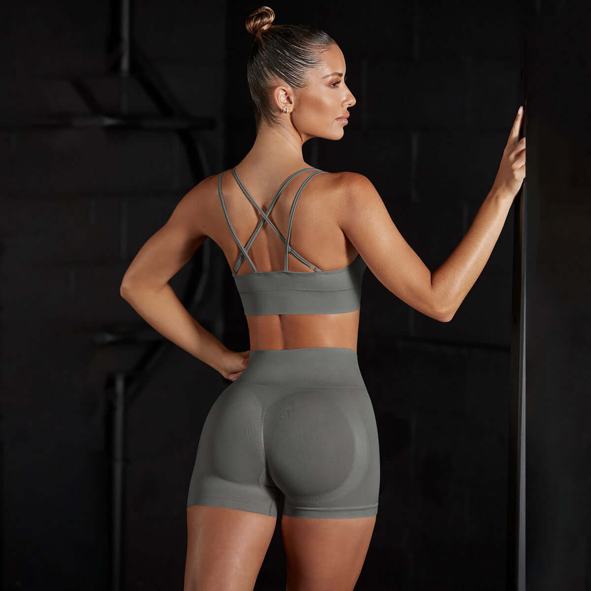 Woman in seamless stretch sports set for yoga and training, featuring a breathable cotton blend, sleeveless design, in solid color.
