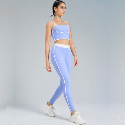 Woman wearing ultra-soft yoga outfit, 2-piece set in light blue, consisting of crop top and leggings, perfect for fitness and yoga.